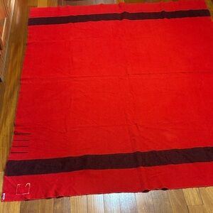 Hudson Bay, Red and Black 4point Blanket